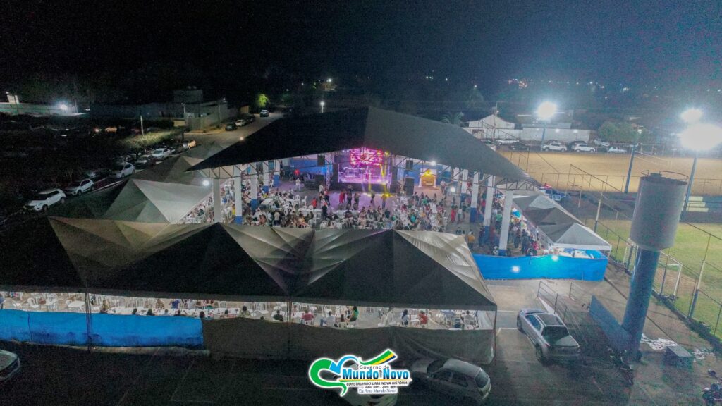 O governo de Mundo Novo, por meio da Secretaria Municipal de Eventos e Turismo em parceria com todas às Secretarias, realizaram na noite de ontem Sexta,30,no espaço da feira coberta, a primeira festa desta gestão, em homenagem ao dia do servidor público da história do Município. Em um gesto de reconhecimento e valorização a todos os profissionais que contribuíem diariamente para o desenvolvimento de nossa Cidade.
O evento contou com a presença da Prefeita Marlene Lourenço, secretarios, vereadores e o servidores e seus familiares.
Durante o evento, a Prefeita, secretários e vereadores estiveram presentes e usaram o microfone para expressar agradecimentos aos servidores de suas respectivas pastas. Durante as comemorações foram servidos varios tipos de comidas e para alegrar a todos que estavam presentes, animação ficou por conta do Cantor Juninho do Araguaia e Banda, Nilsinho dos Teclados e Netinho do Piseiro.